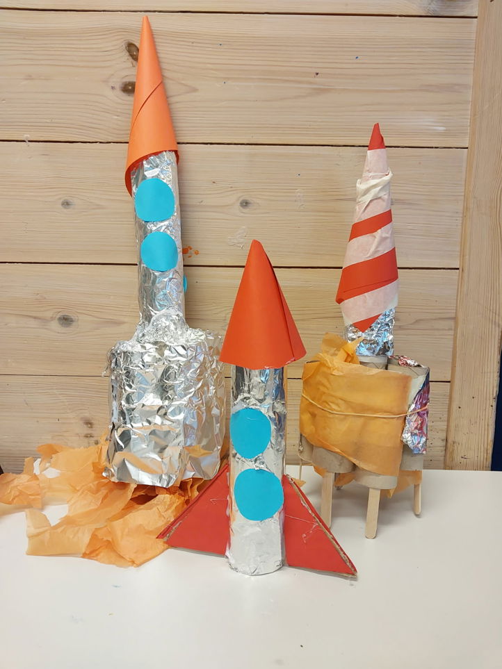 en gruppe kjegler og en flaske en gruppe kjegler og en flaske