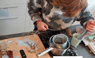 en person som lager mat på kjøkkenet