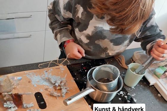 en person som lager mat på kjøkkenet