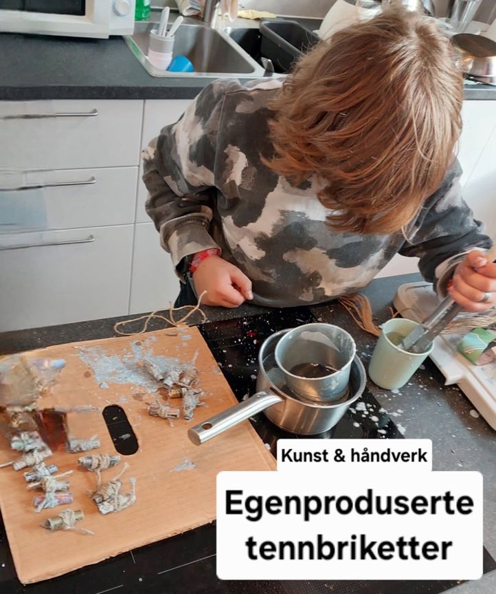 en person som lager mat på kjøkkenet