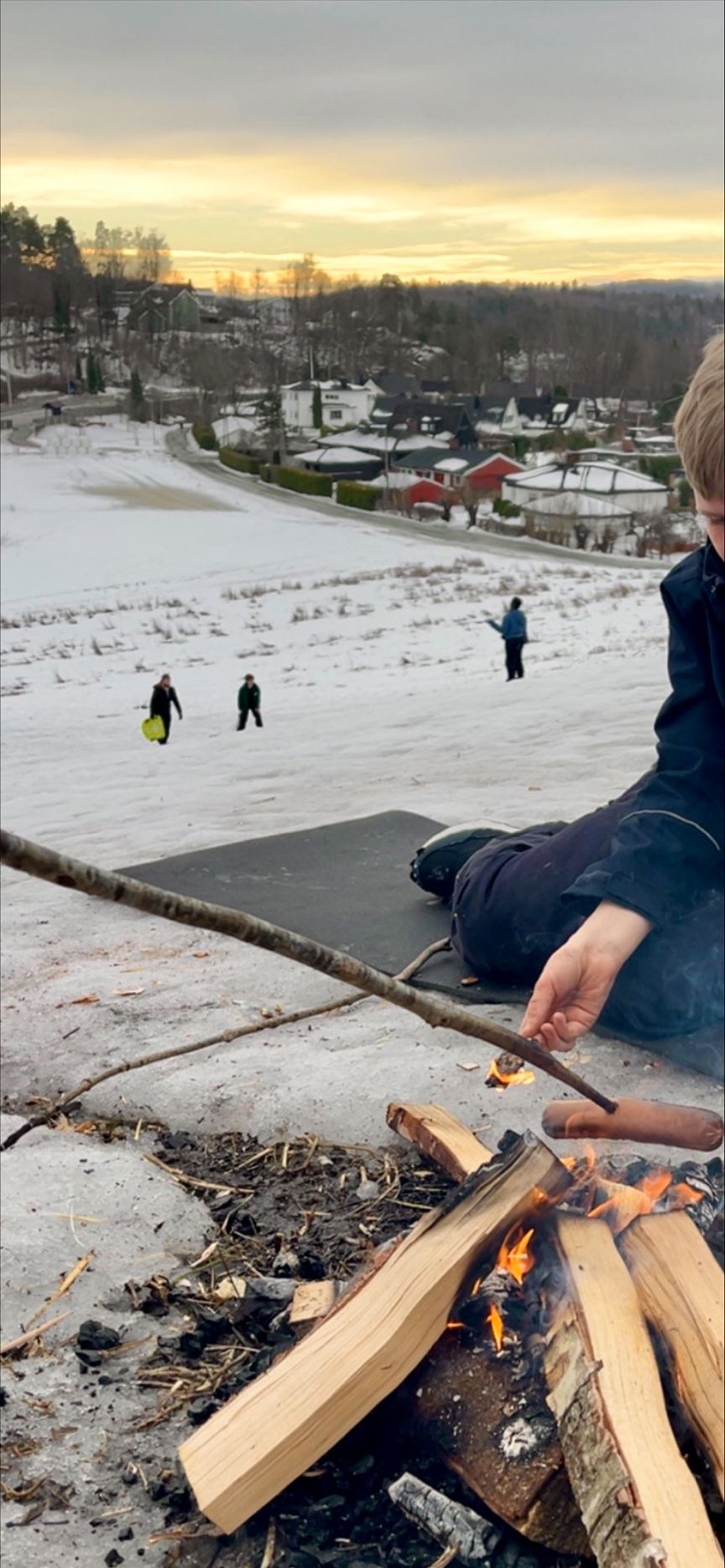 en person som jobber på et tak en person som jobber på et tak