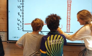 En gruppe mennesker som ser på en skjerm