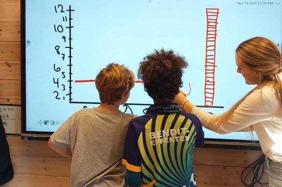 En gruppe mennesker som ser på en skjerm