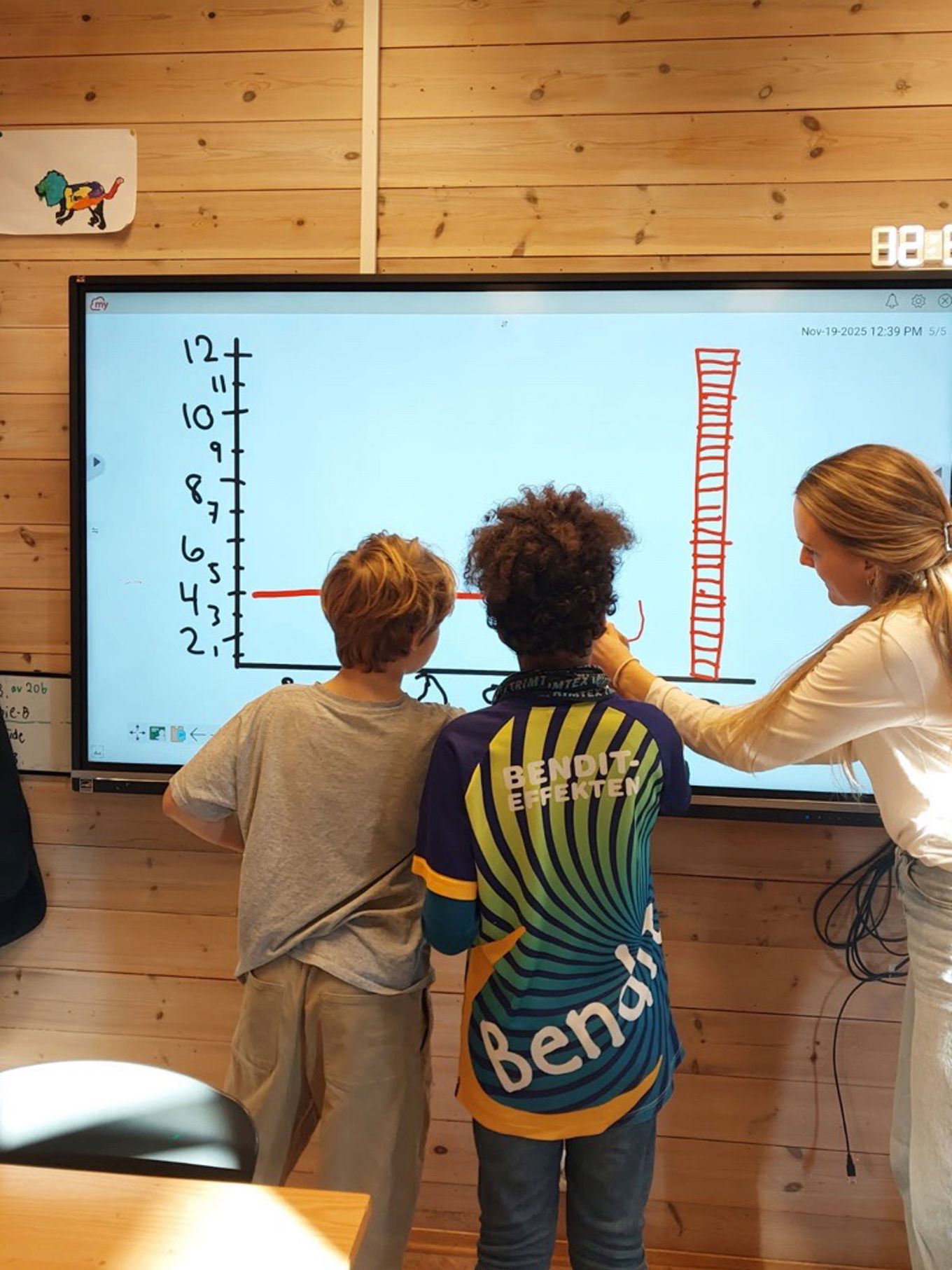 En gruppe mennesker som ser på en skjerm