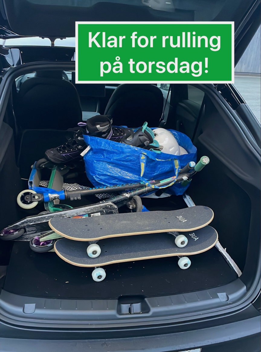 et bilbagasjerom med et skilt på