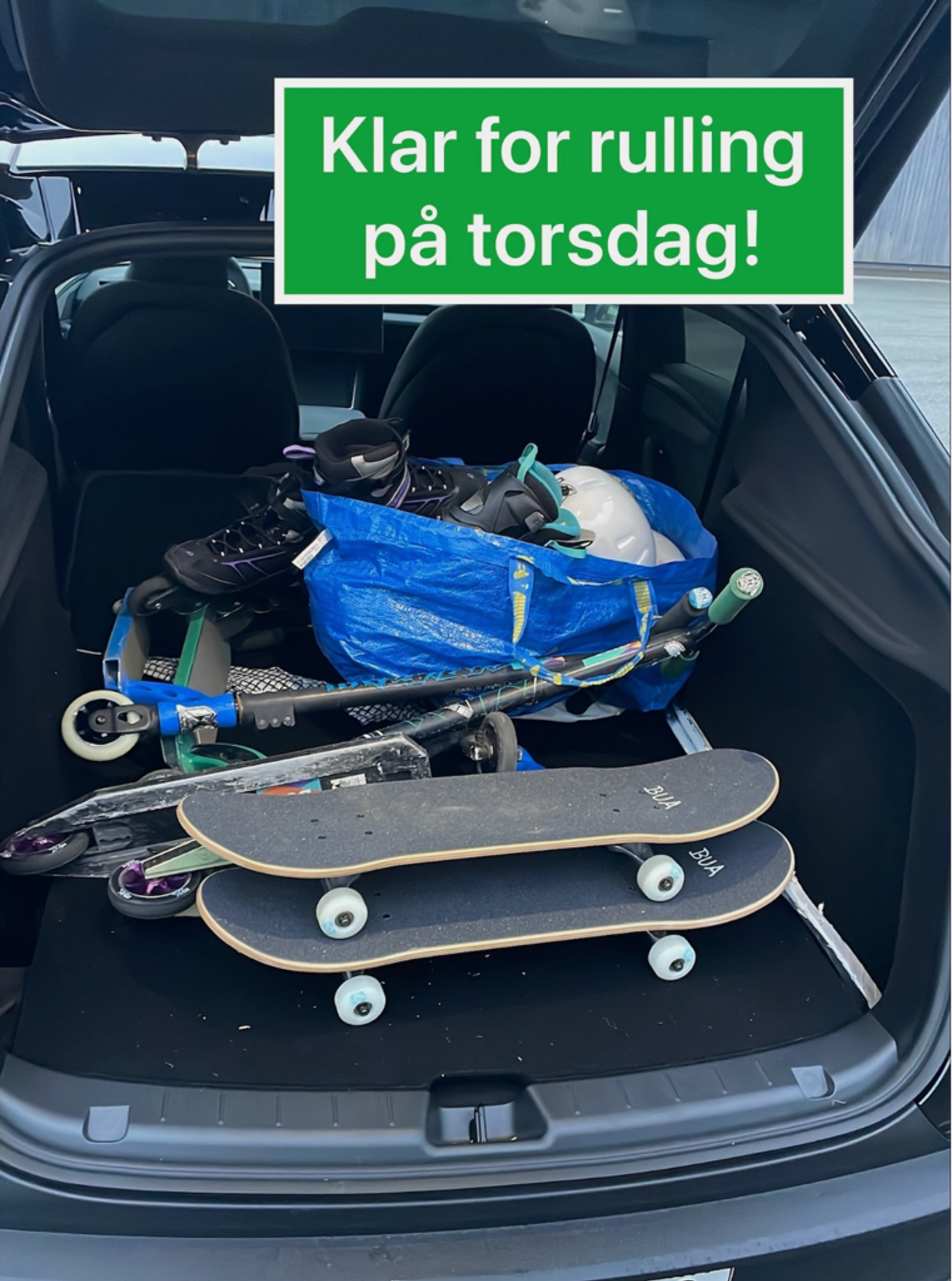 et bilbagasjerom med et skilt på et bilbagasjerom med et skilt på