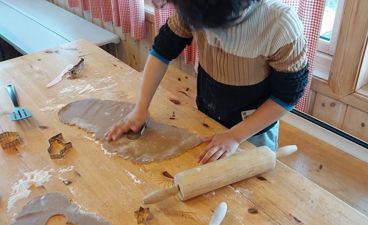 Et barn som maler på et bord