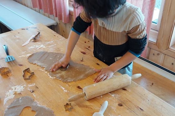 Et barn som maler på et bord