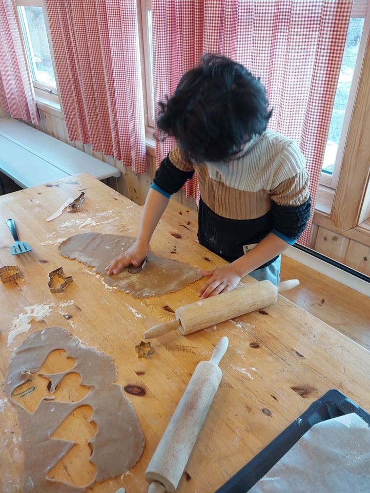 Et barn som maler på et bord