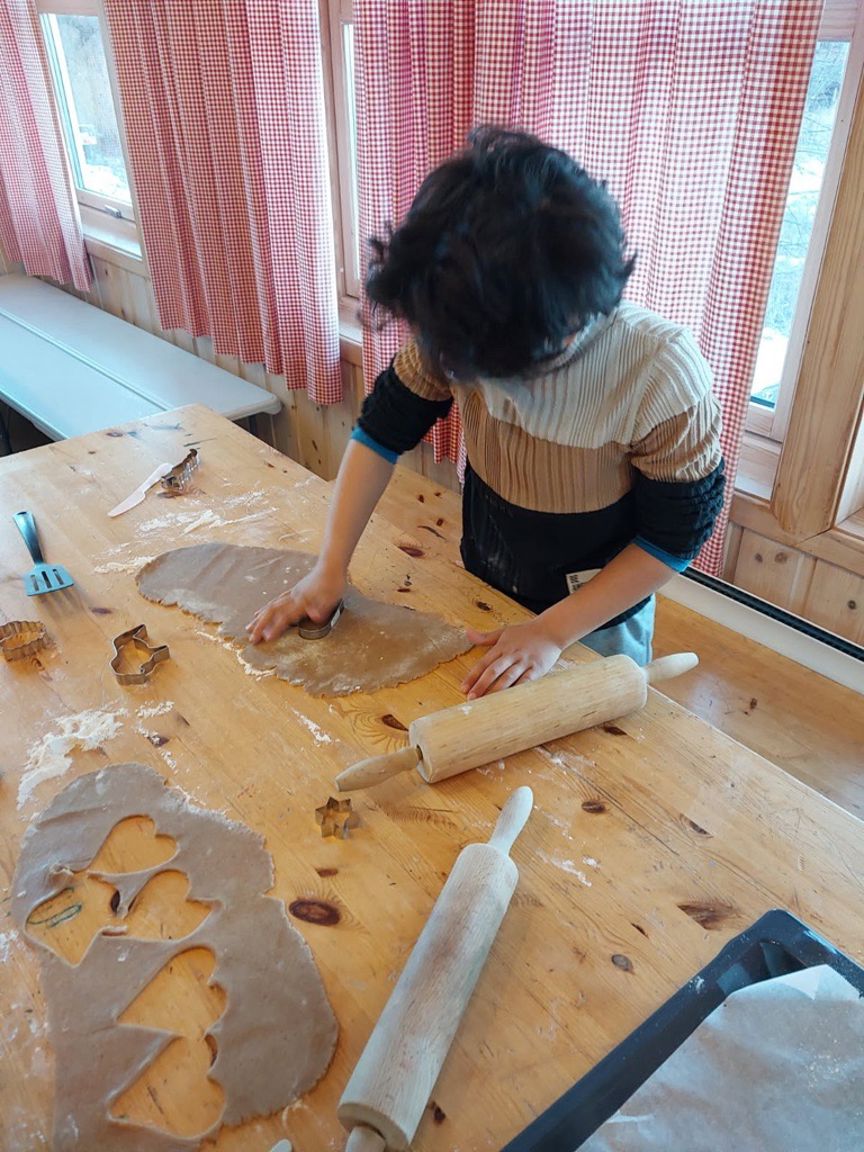 Et barn som maler på et bord Et barn som maler på et bord