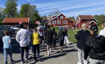 En gruppe mennesker som går