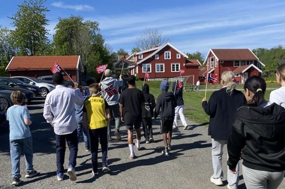 En gruppe mennesker som går
