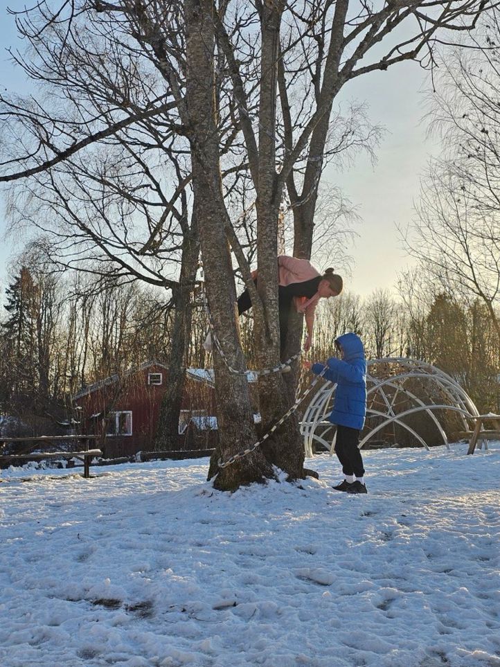 en person og et barn som leker i snøen en person og et barn som leker i snøen
