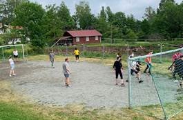 En gruppe mennesker som spiller fotball