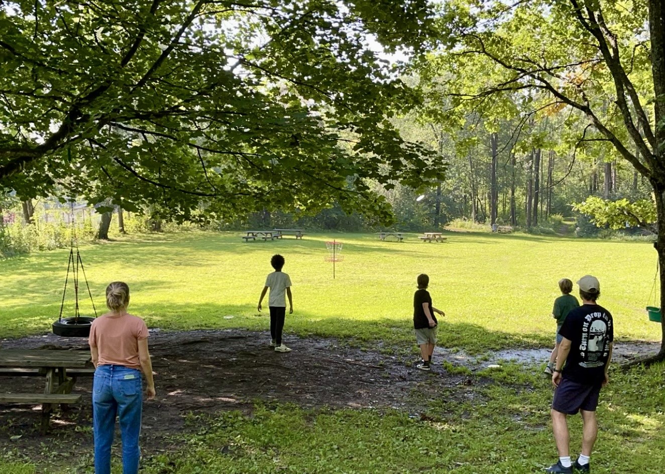 En gruppe mennesker som går i en park