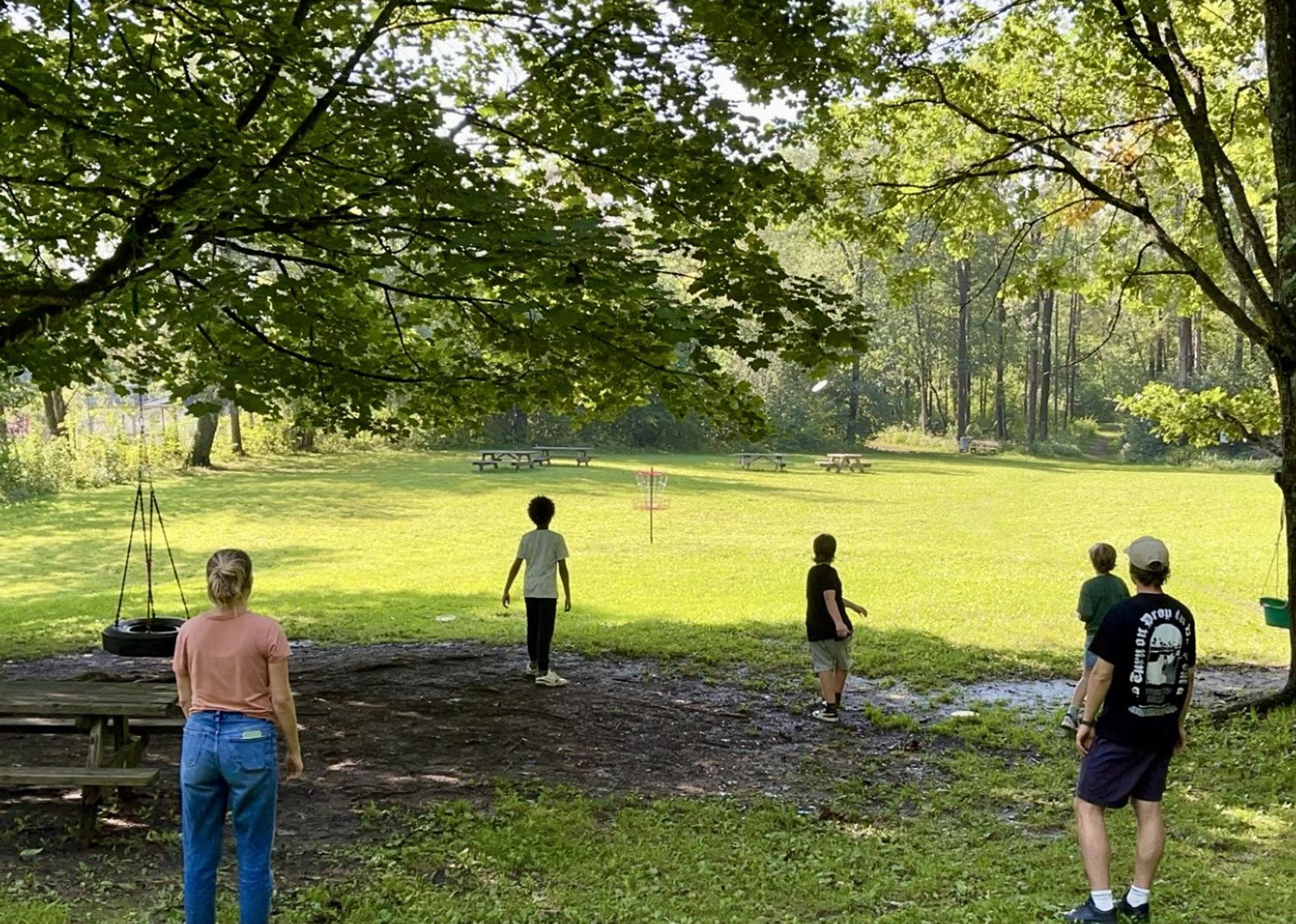 En gruppe mennesker som går i en park
