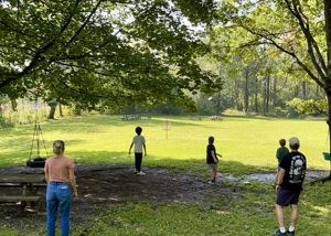 En gruppe mennesker som går i en park