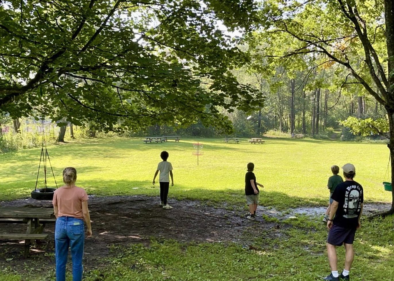 En gruppe mennesker som går i en park En gruppe mennesker som går i en park
