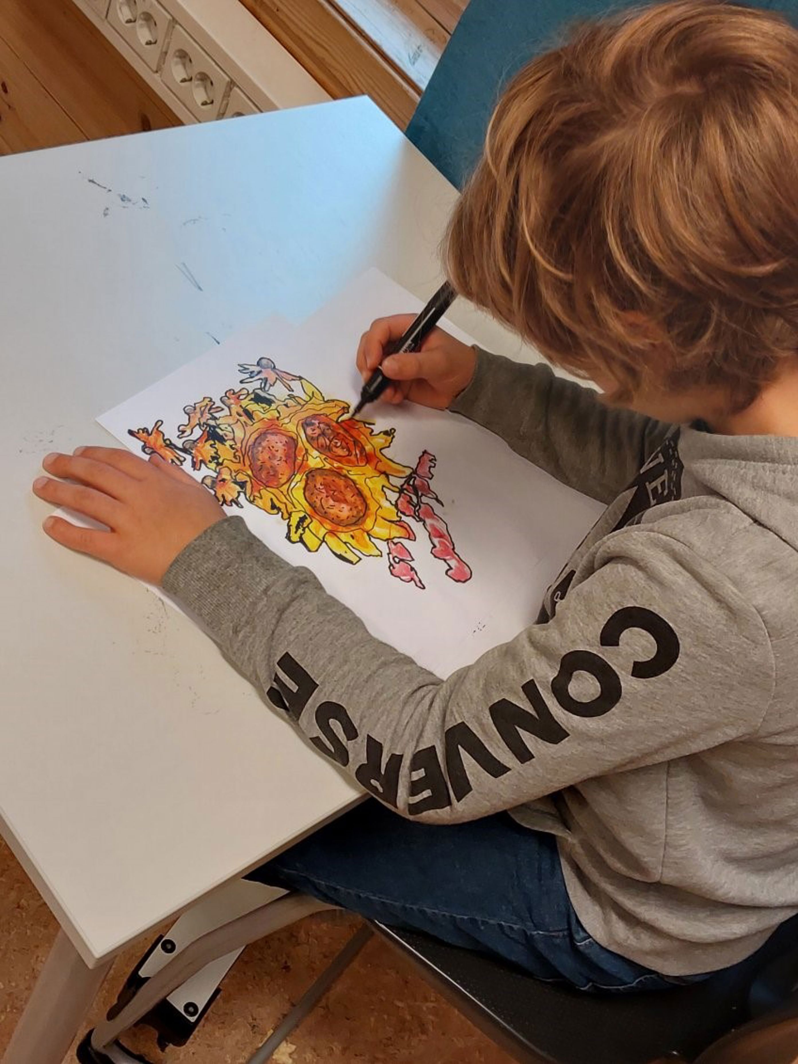 en person som tegner på en tavle