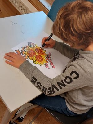 en person som tegner på en tavle