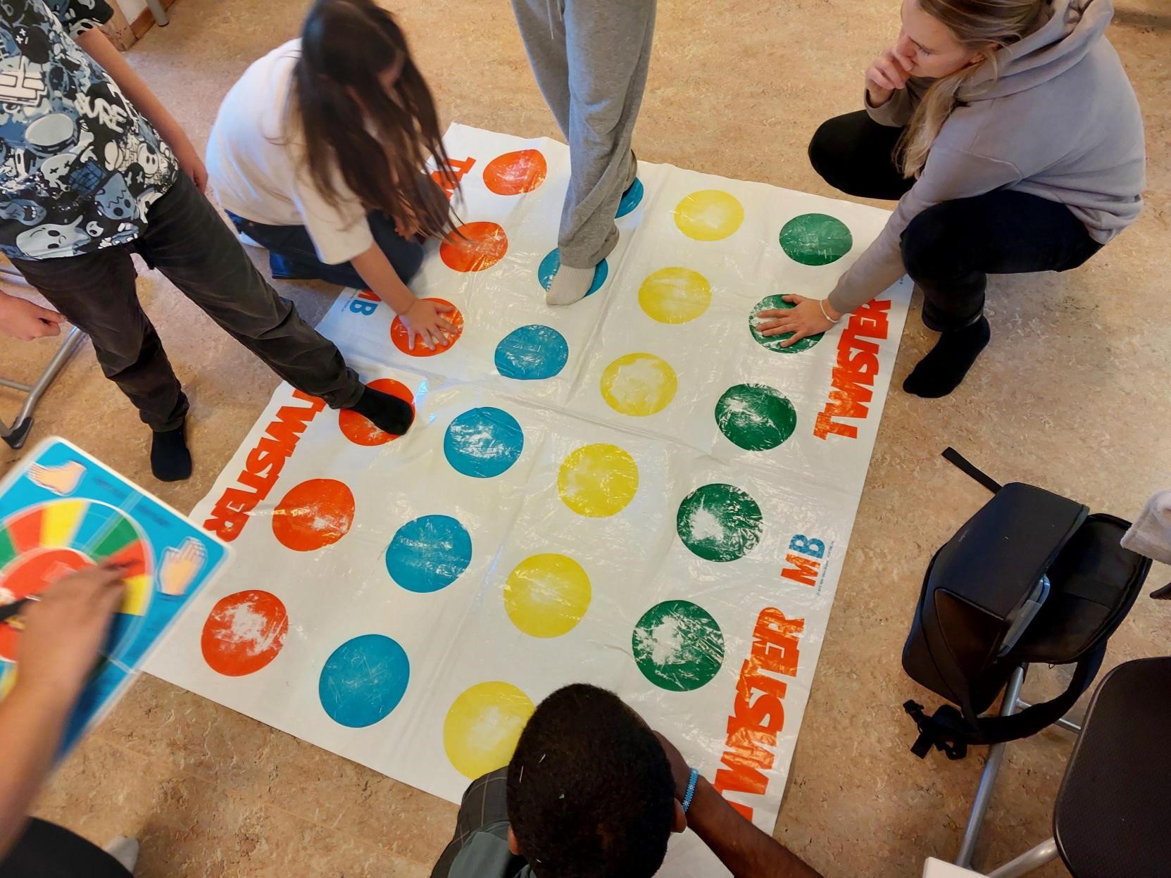 En gruppe mennesker som maler